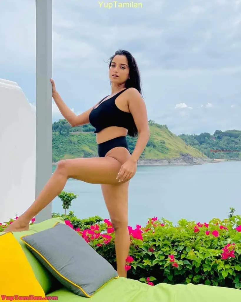 Pooja Bhalekar Sexy Bikini Photos 101