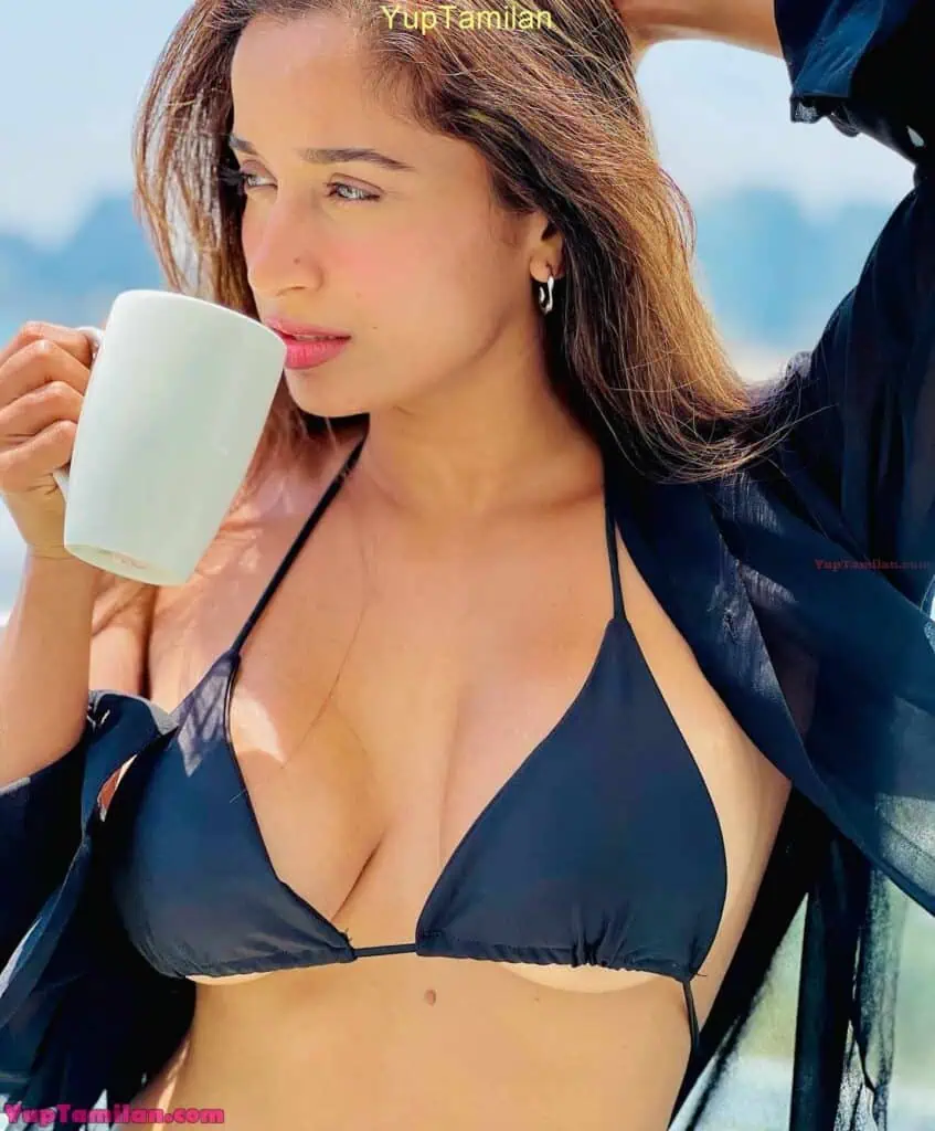 Pooja Bhalekar Sexy Bikini Photos 48