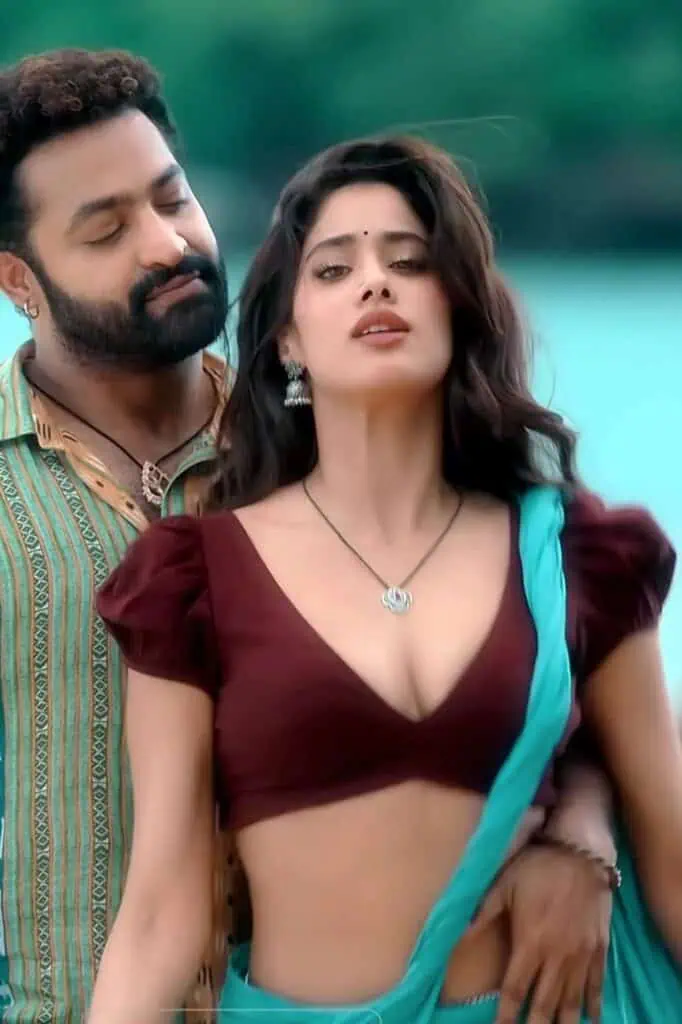 Jhanvi Kapoor Hottest Navel Show from Devara Movie 2