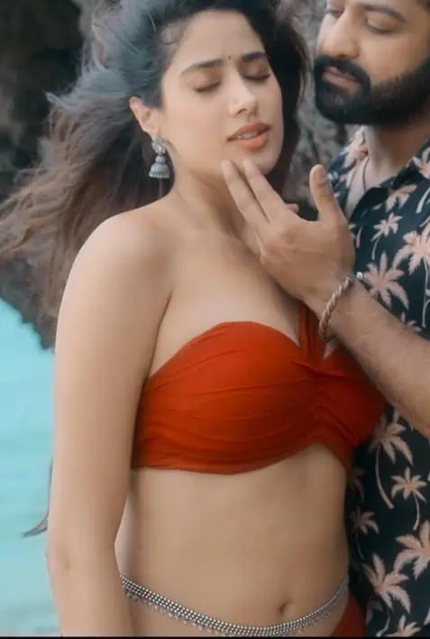 Jhanvi Kapoor Hottest Navel Show in Devara Movie 4