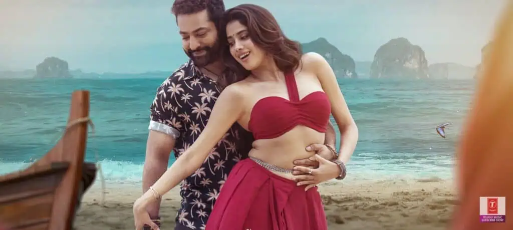 Jhanvi Kapoor Hottest Navel Show in Devara Movie 6