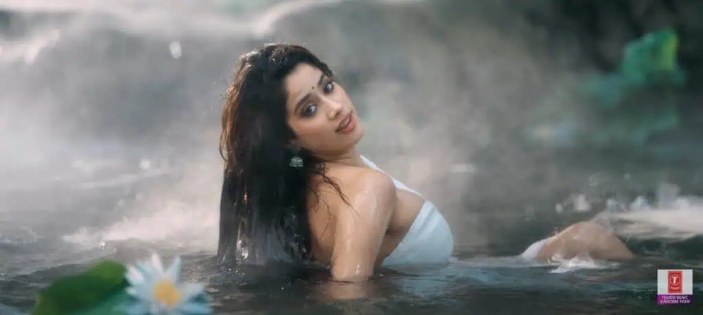 Jhanvi Kapoor Hottest Navel Show in Devara Movie 8