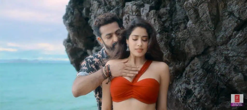 Jhanvi Kapoor Hottest Navel Show in Devara Movie 9