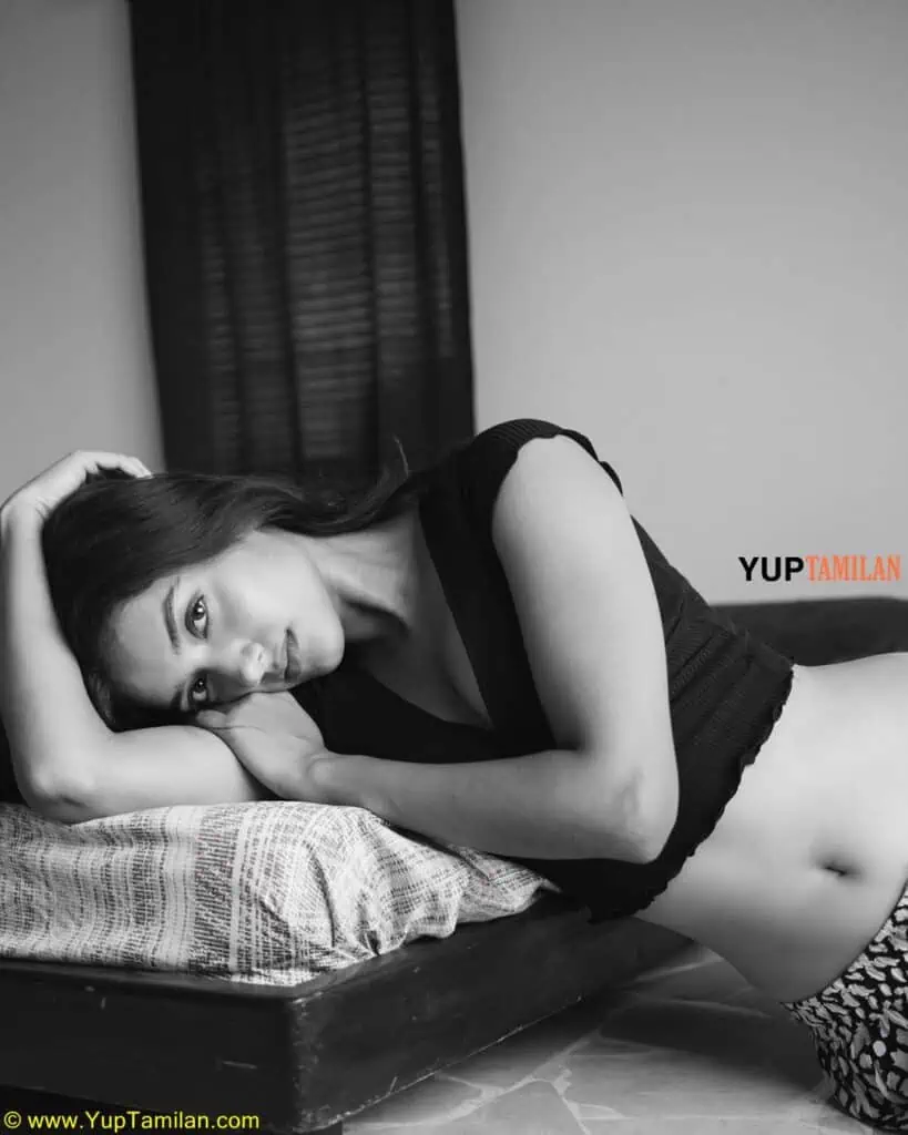 BhagyaShri Borse Hottest Navel Photos 11