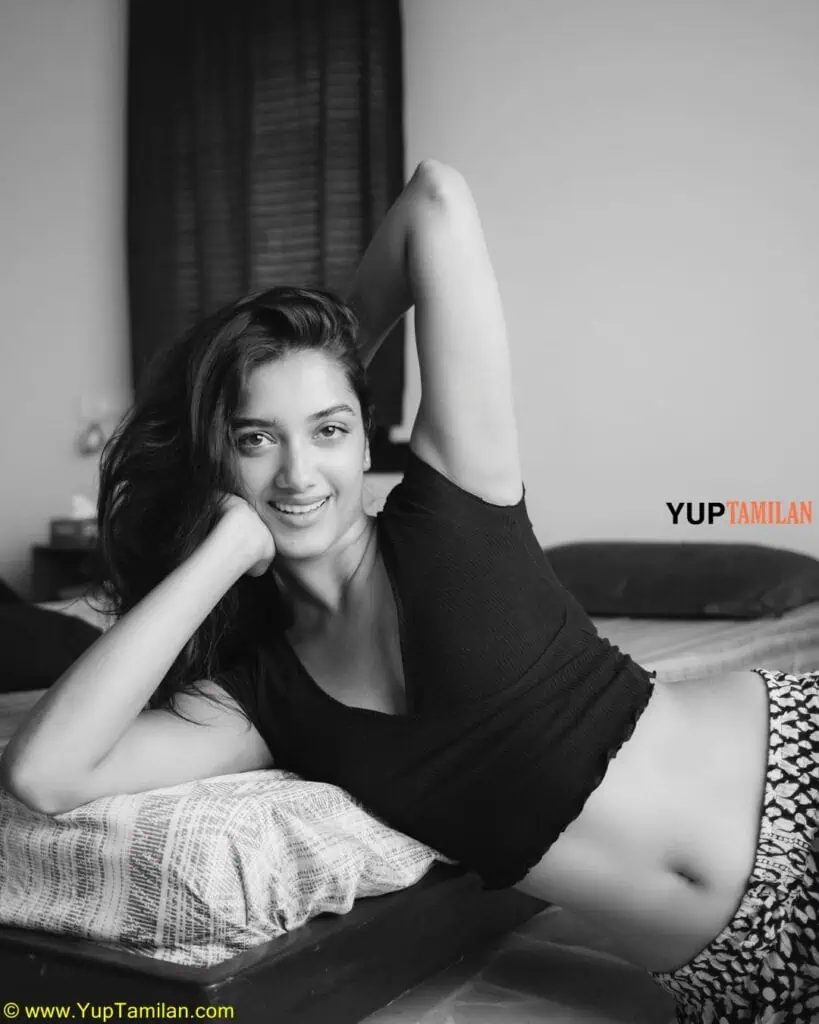 BhagyaShri Borse Hottest Navel Photos 12